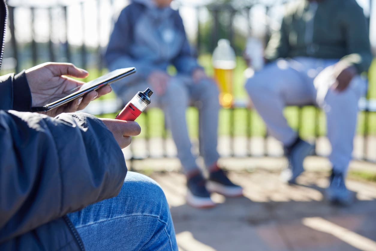 Electronic cigarettes in teenagers and young adults